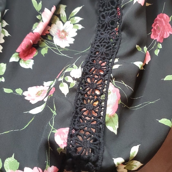 Blouses - Picture 3 of 3